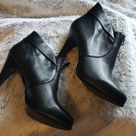 B. MAKOWSKY bootie style heels! - Picture 2 of 6